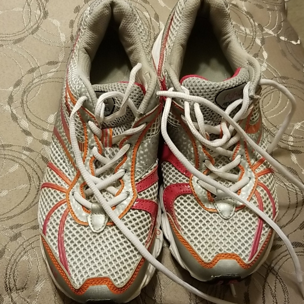 Women's tennis shoes
